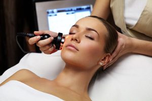 Rajeunissement facial par lampe flash ou lumière pulsée